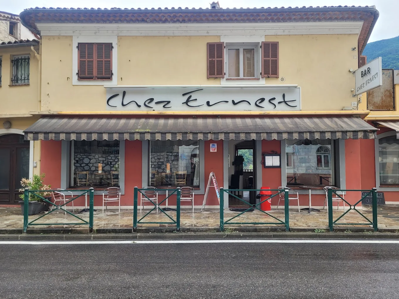 Salle de restaurant Chez Ernest, Touët-sur-Var